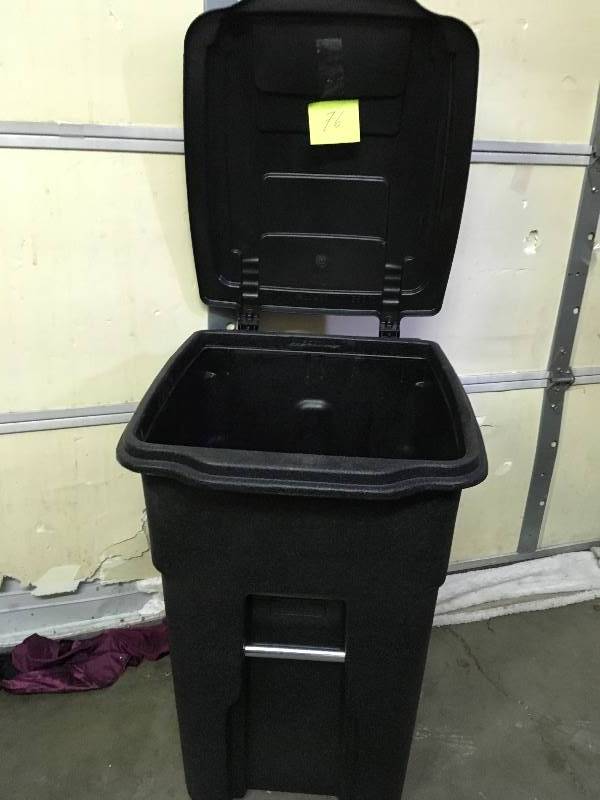 lot 76 image: Black  Wheeled Trash Can with Lid open box never used