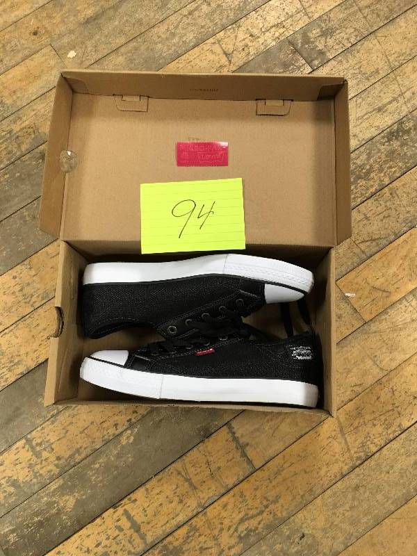 lot 94 image: Levis Boys Stan Buck C Sneaker - Size 4 new
