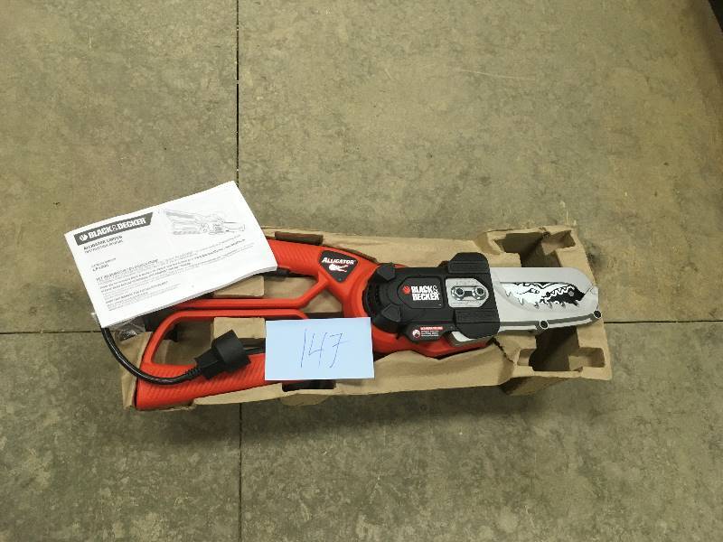 lot 147 image: Black & Decker LP1000 4.5 Amp 6 in. Electric Alligator Lopper