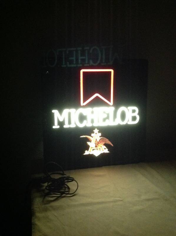 lot 3 image: Vintage Light up Michelob sign