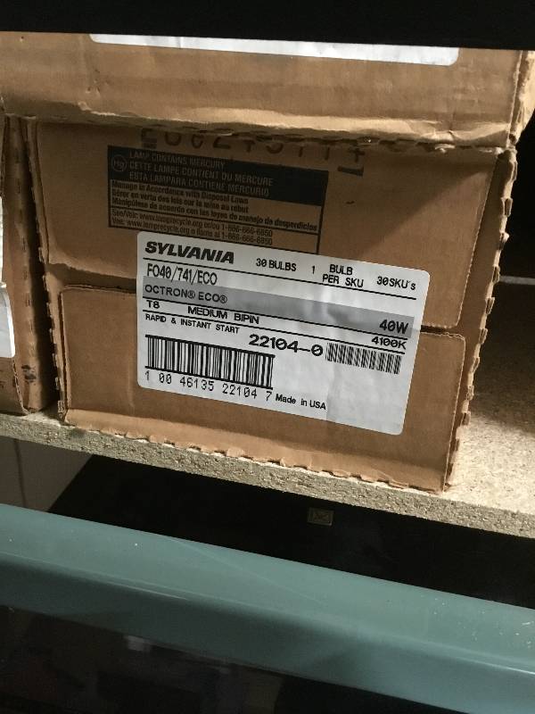 lot 22 image: New- Sylvania Florescent light bulbs - 28 bulbs