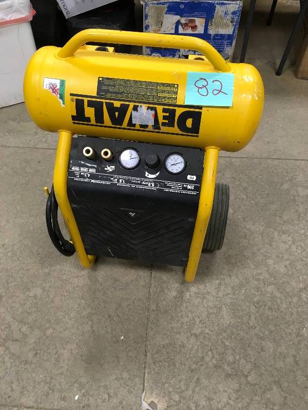 Dewalt 4.5 Gal. Portable Electric Air Compressor missing handle  used in good working condtion