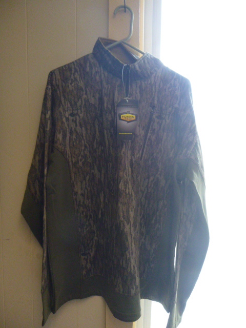 lot 7 image: Yukon Gear Mossy Oak Camo Sweatshirt
