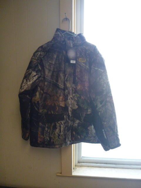 lot 8 image: Yukon Gear Mossy Oak Camo Winter Jacket