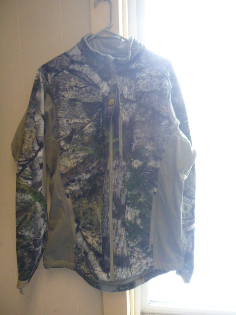 lot 9 image: Yukon Gear Mossy Oak Camo Jacket