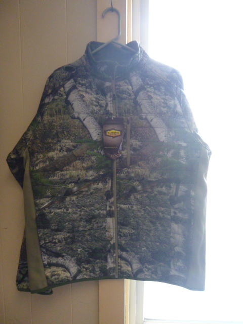 lot 10 image: Yukon Gear Mossy Oak Camo Jacket