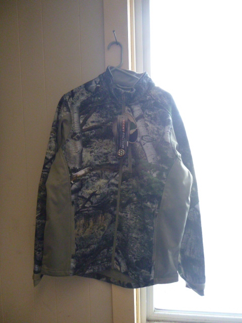 lot 11 image: Yukon Gear Mossy Oak Camo Jacket