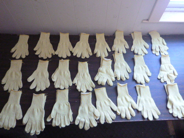 lot 28 image: 32 Pairs of Work Gloves