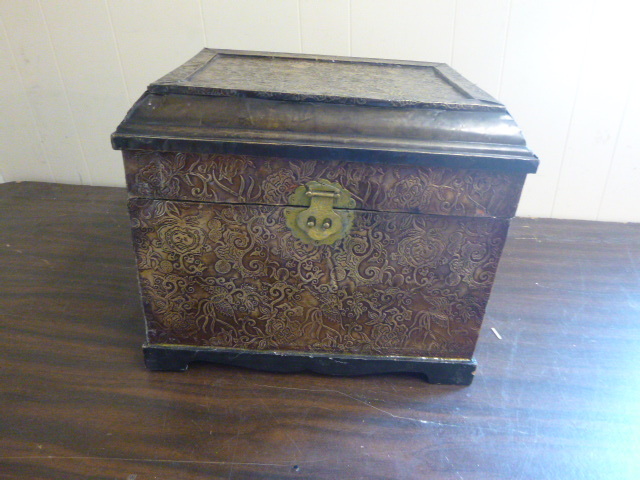 lot 53 image: Antique Box