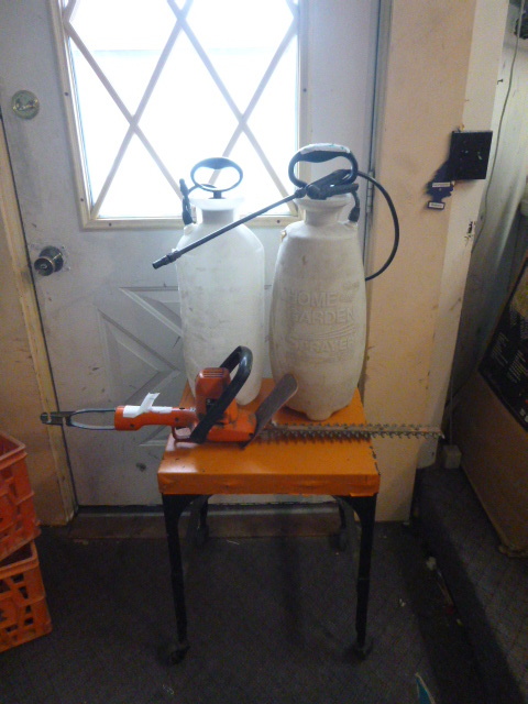 lot 87 image: 2 X 3 Gallon Tank Sprayers