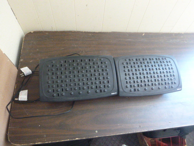 lot 125 image: 2 Fellowes Climate Control Foot Rests