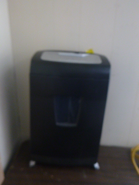 lot 132 image: Staples Paper Shredder