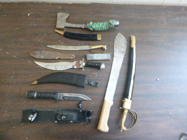 lot 140 image: Assorted Knives