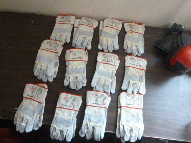 lot 157 image: Bag of Mens Work Gloves