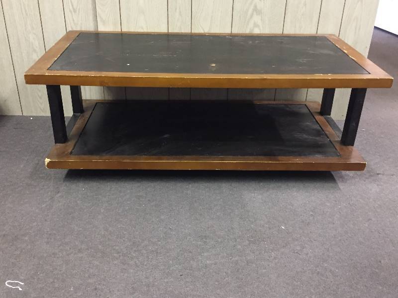 lot 9 image: Coffee Cocktail Table