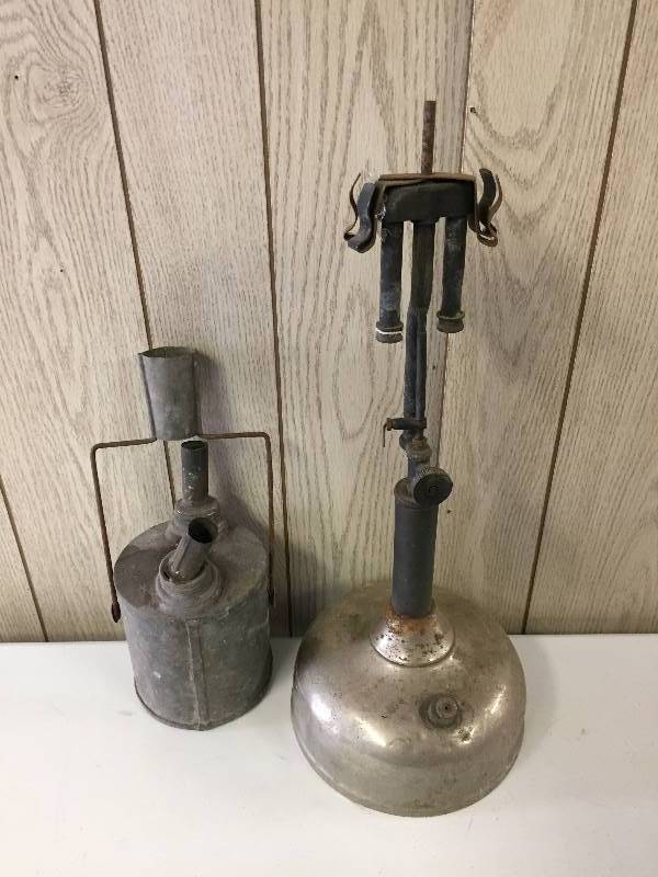 lot 17 image: Vintage Oil Cans