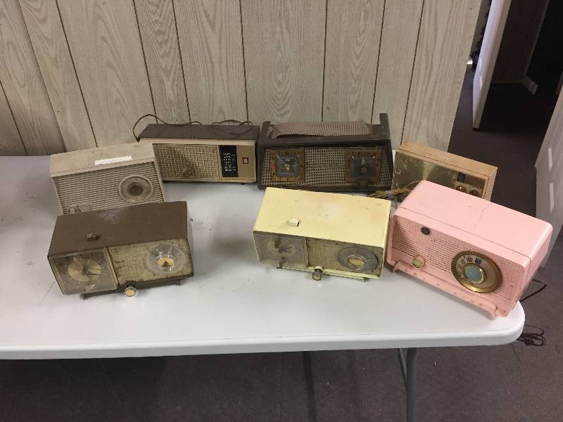 lot 22 image: Vintage Radios Clock Radios