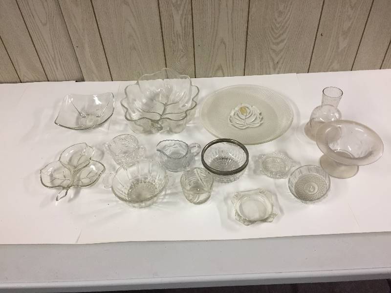 lot 26 image: Vintage Glass Serving Pieces