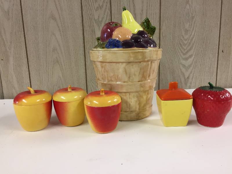 lot 31 image: Vintage Fruit Shaped Dishes & Cookie Jar