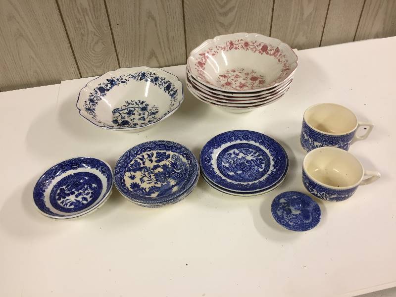 lot 43 image: Blue & White, Red & White China