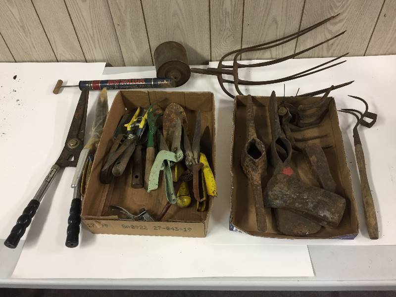lot 62 image: Garden & Yard Tools