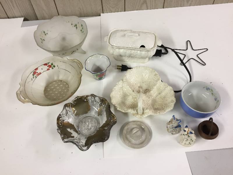 lot 58 image: Serving & Candy Dishes Bowls Pieces