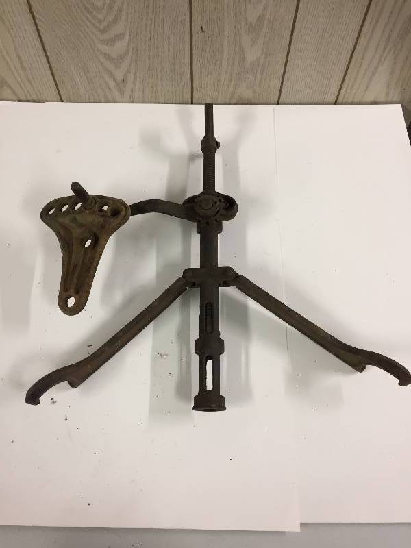 lot 71 image: Vintage Clamp - Turning Mechanism