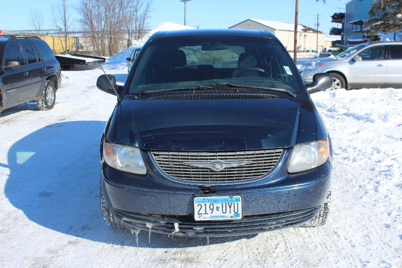 lot 2136 image: 2002 Chrysler Town & Country LX - AWD -