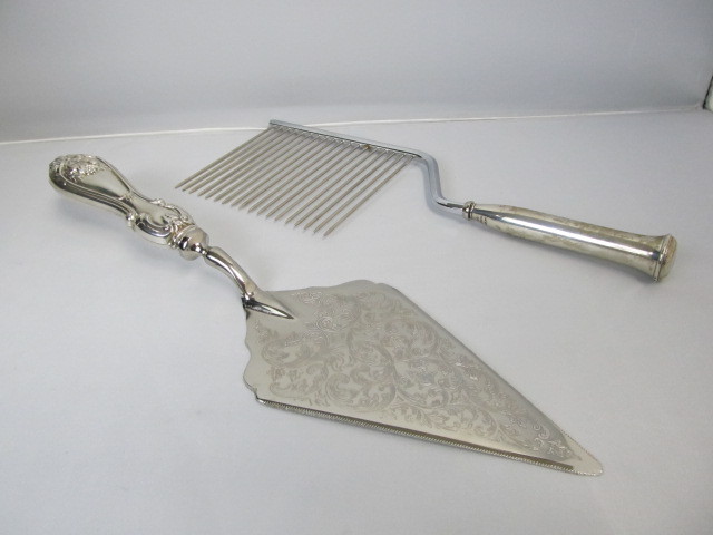 lot 36 image: Vintage Sterling Silver Ornate Cake Knife & Cake Breaker