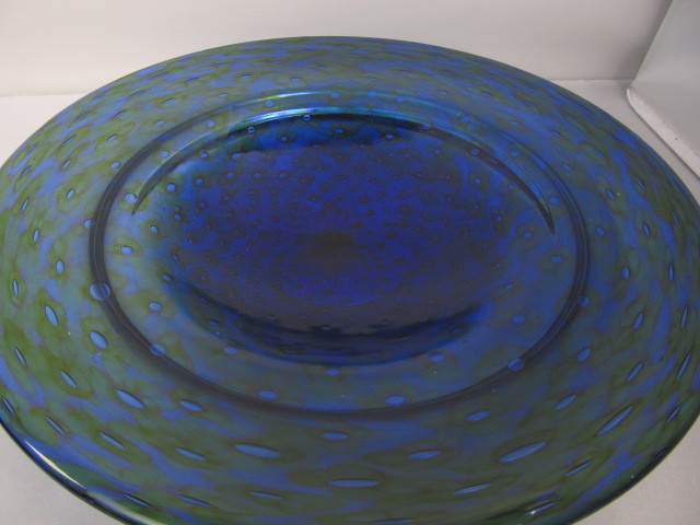 lot 112 image: Signed MARK SUDDUTH Controlled Bubble Art Glass PlateBowl
