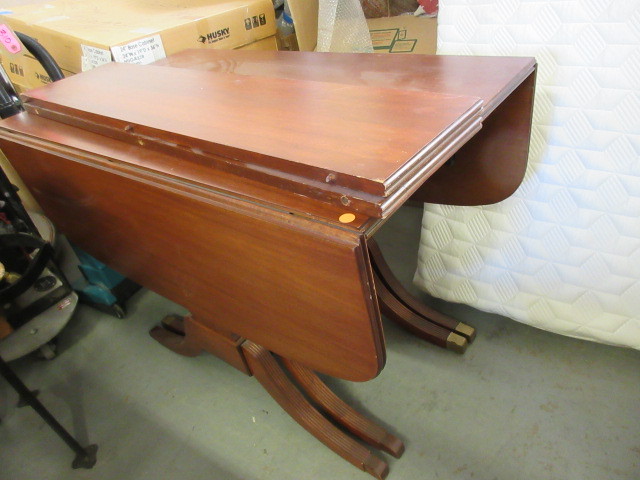 lot 903 image: DROP LEAF TABLE