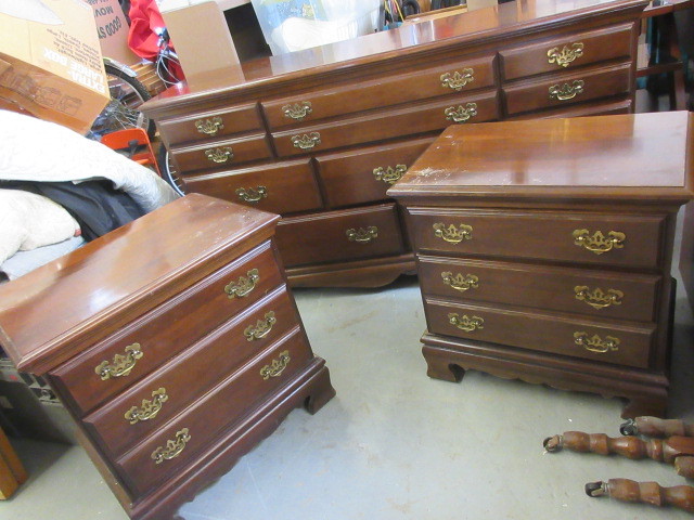 lot 905 image: DRESSER AND NIGHT STANDS