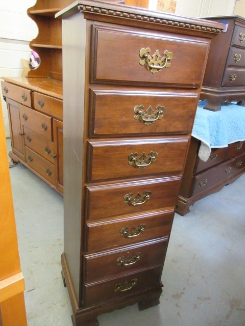 lot 906 image: LINGERIE CHEST