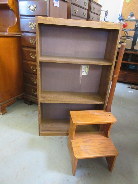 lot 909 image: BOOKCASE AND STOOL