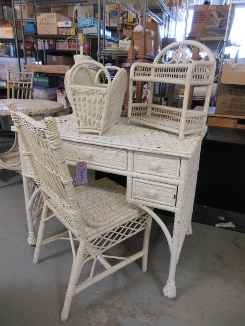 lot 913 image: WICKER FURNITURE