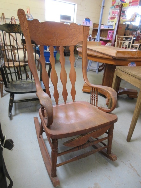 lot 919 image: ANTIQUE OAK ROCKER