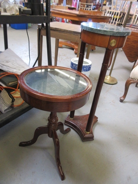 lot 923 image: ACCENT TABLES
