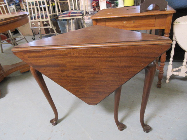 lot 925 image: GATE LEG CORNER TABLE