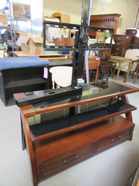 lot 932 image: MEDIA CENTER