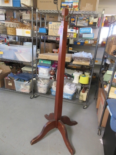 lot 934 image: BEEFY WOODEN COAT RACK.