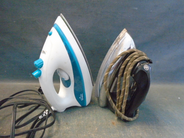 2 Clothes Irons