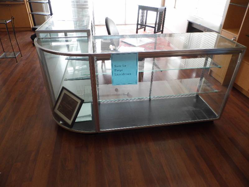 Display Case w Round Corner