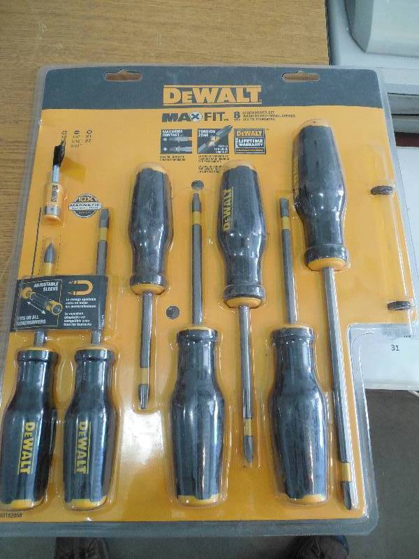 lot 28 image: DEWALT MAX FIT 7 PIECE DRIVER SET