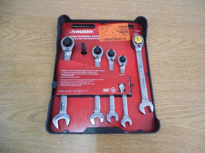 lot 14 image: Husky SAE Ratcheting Reversible Combination Wrench Set (5-Piece)