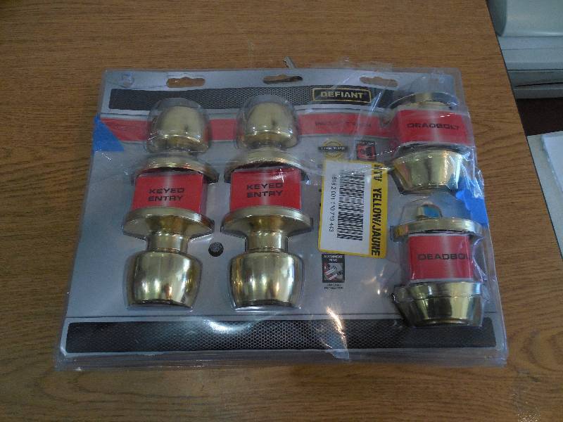 lot 17 image: Defiant Brandywine Single Cylinder Polished Brass Entry Project Pack