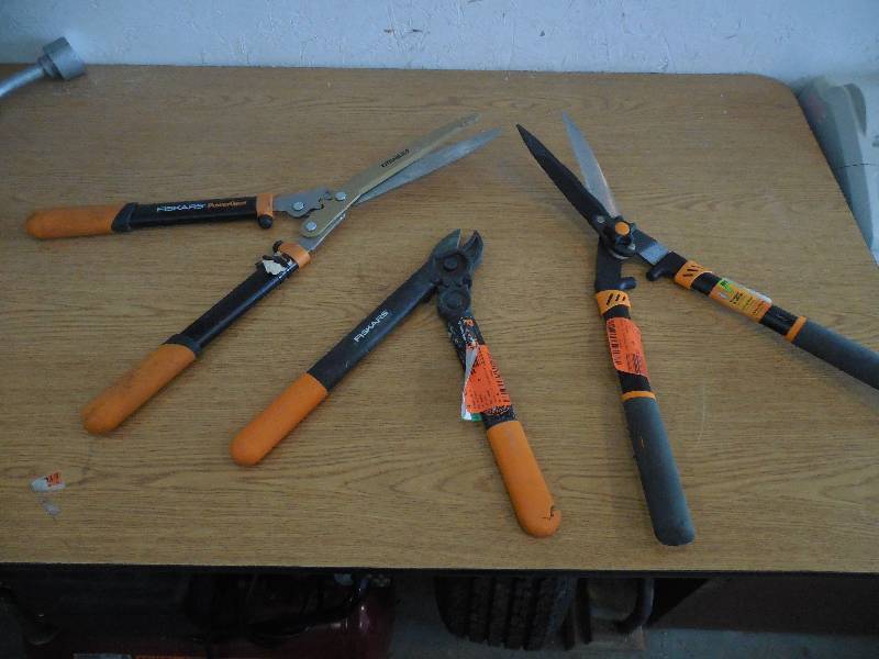 lot 33 image: FISKARS SCISSOR LOT