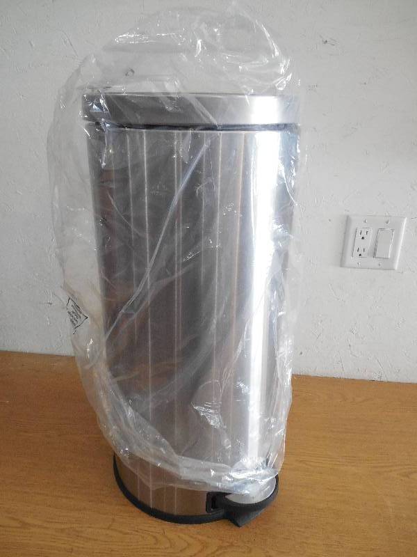 lot 37 image: HDX 30 l, 5 l, 5 l Trash Can Combo