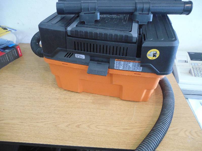 lot 49 image: RIDGID 4.5 gal. 5.0-Peak HP Pro Pack Wet Dry Vac