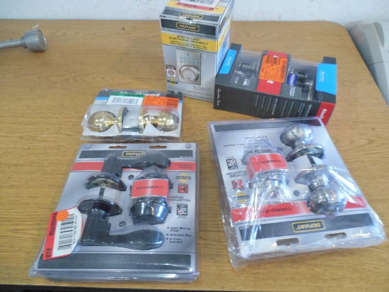lot 54 image: Door Handle  Knob Assorted Lot ENTRY SETS