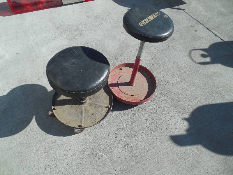 lot 60 image: (2) GARAGE CHAIRS ON WHEELS